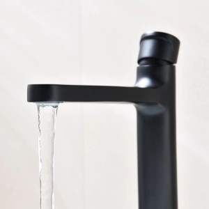 Schwarze Bernstein Waschtischarmatur mit hohem Auslauf und Wasserstrahl.