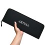 Artina Amsterdam Pinselset (17-tlg) im schwarzen Etui, gehalten von einer Hand.