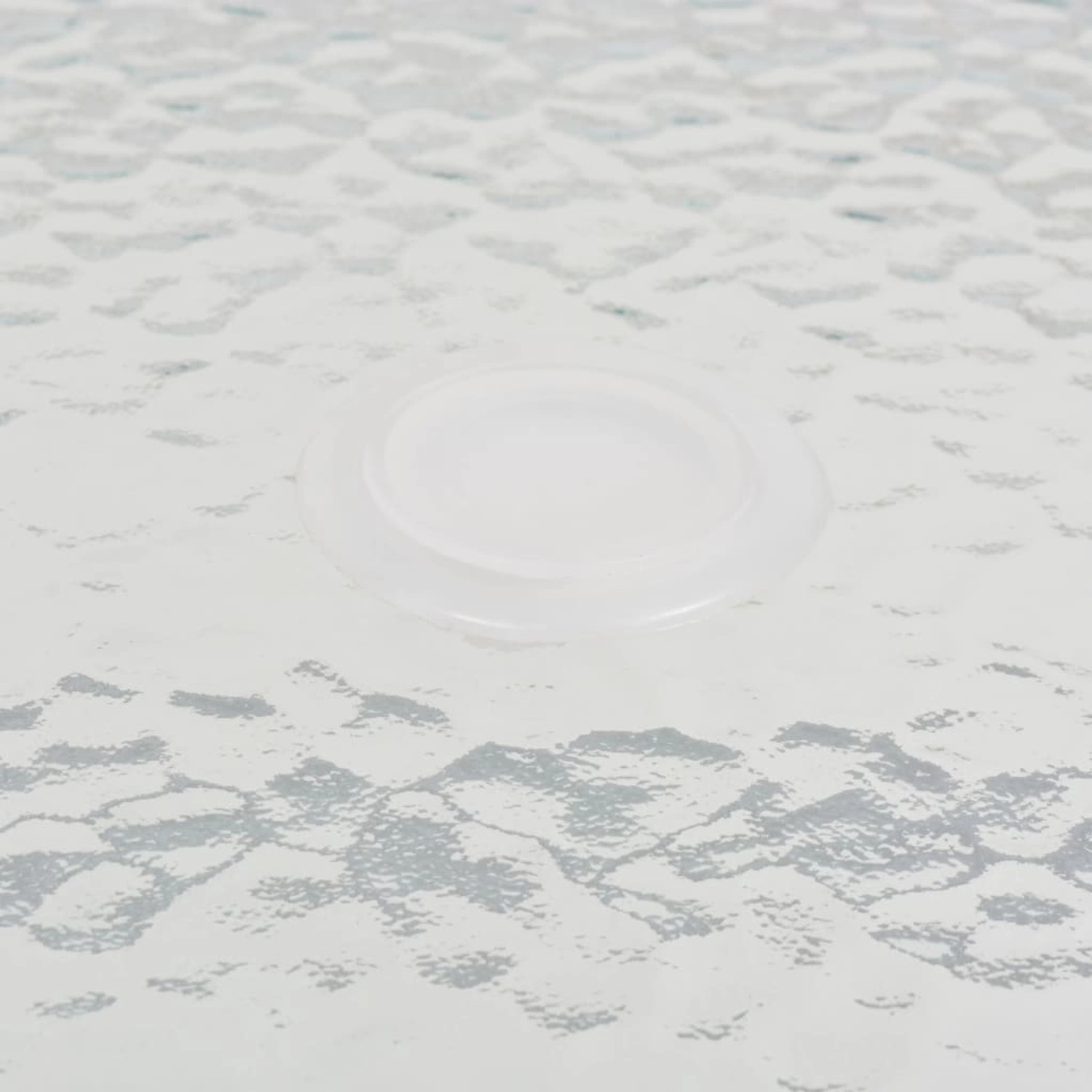 Detailansicht der Tischplatte aus Hartglas mit Wasserwellenstruktur der vidaXL Garten-Essgruppe.