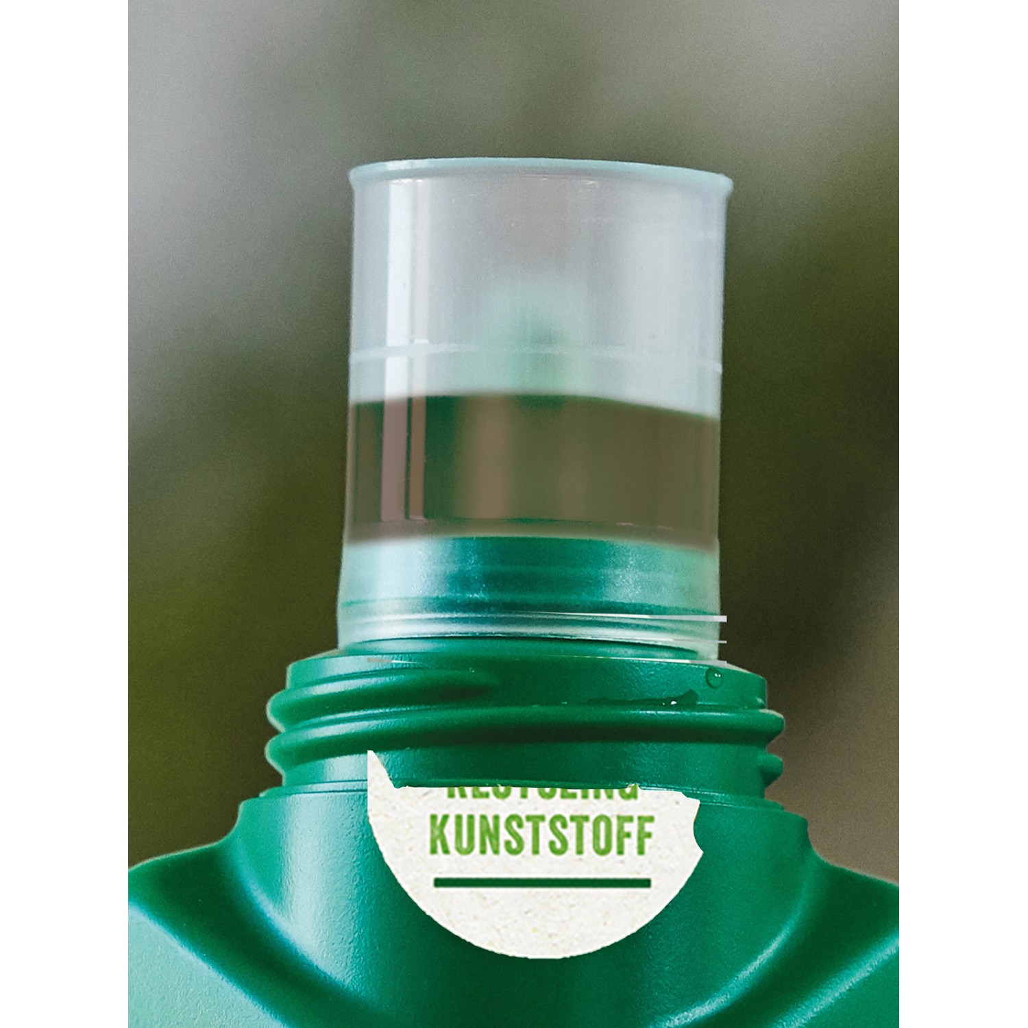 Detailaufnahme: Seramis Bio-Vitalnahrung, Flüssigdünger für Pflanzen und Kräuter in grüner Flasche.