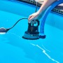 Heissner Pool-Tauchpumpe 8500 l/h im Einsatz im Pool, mit blauem Schlauch und Schwimmerschalter.