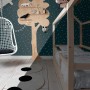 ESTAhome Glow In The Dark Vliestapete dunkelblau mit fluoreszierenden Sternen, die im Dunkeln leuchten. Für Kinderzimmer.
