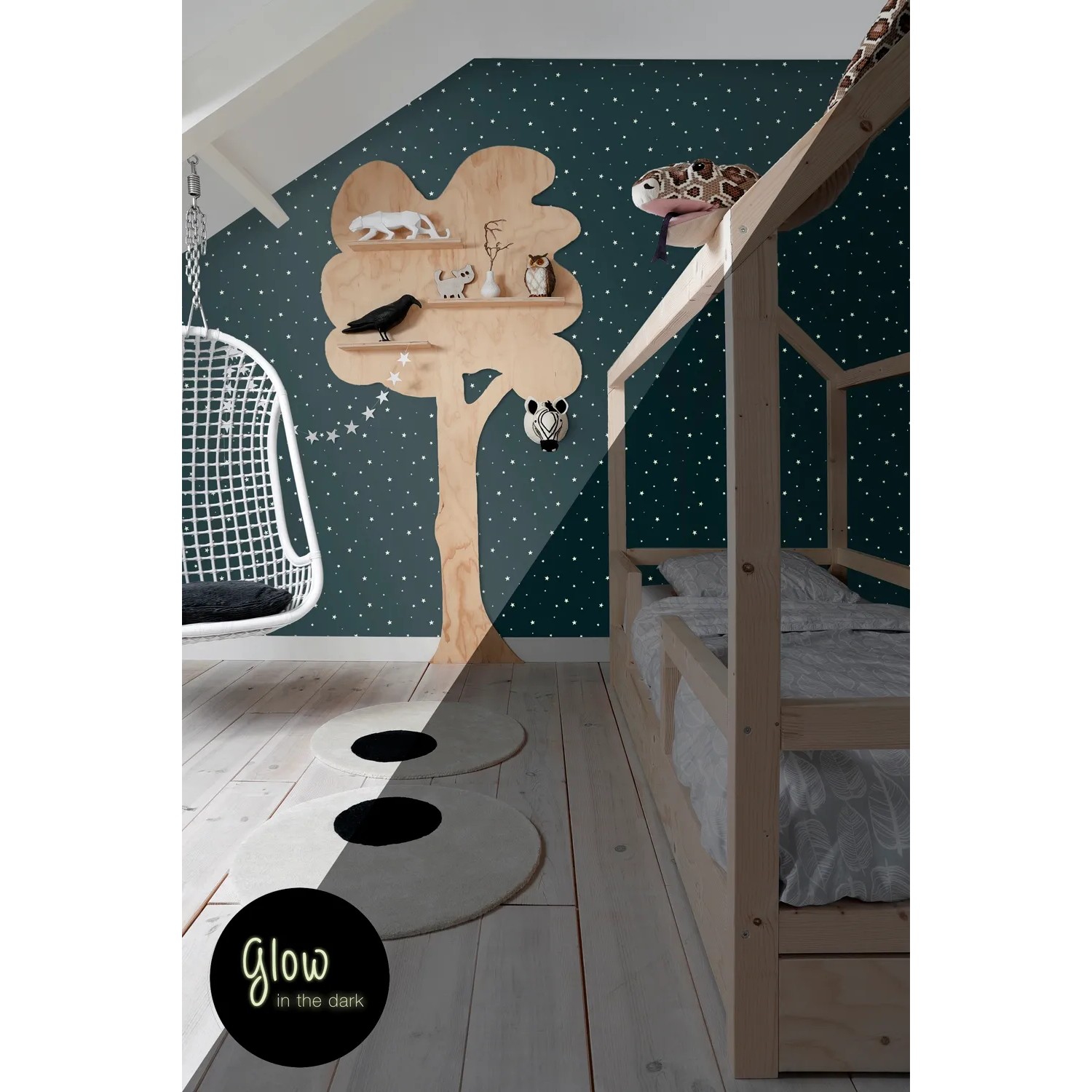 ESTAhome Glow In The Dark Vliestapete dunkelblau mit fluoreszierenden Sternen, die im Dunkeln leuchten. Für Kinderzimmer.