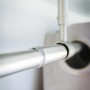Mydeco Gardinenstange Komplettset, ausziehbar, Edelstahl-Optik, Montage an Wand oder Decke.
