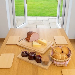 Sechsteiliges HolzFee Frühstücksbrettchen Set aus heller Buche auf einem Tisch mit Wurst, Käse und Marmelade.