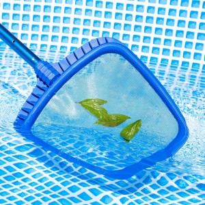 Blauer Poolkescher mit Blättern im Netz zur Reinigung von Pools.