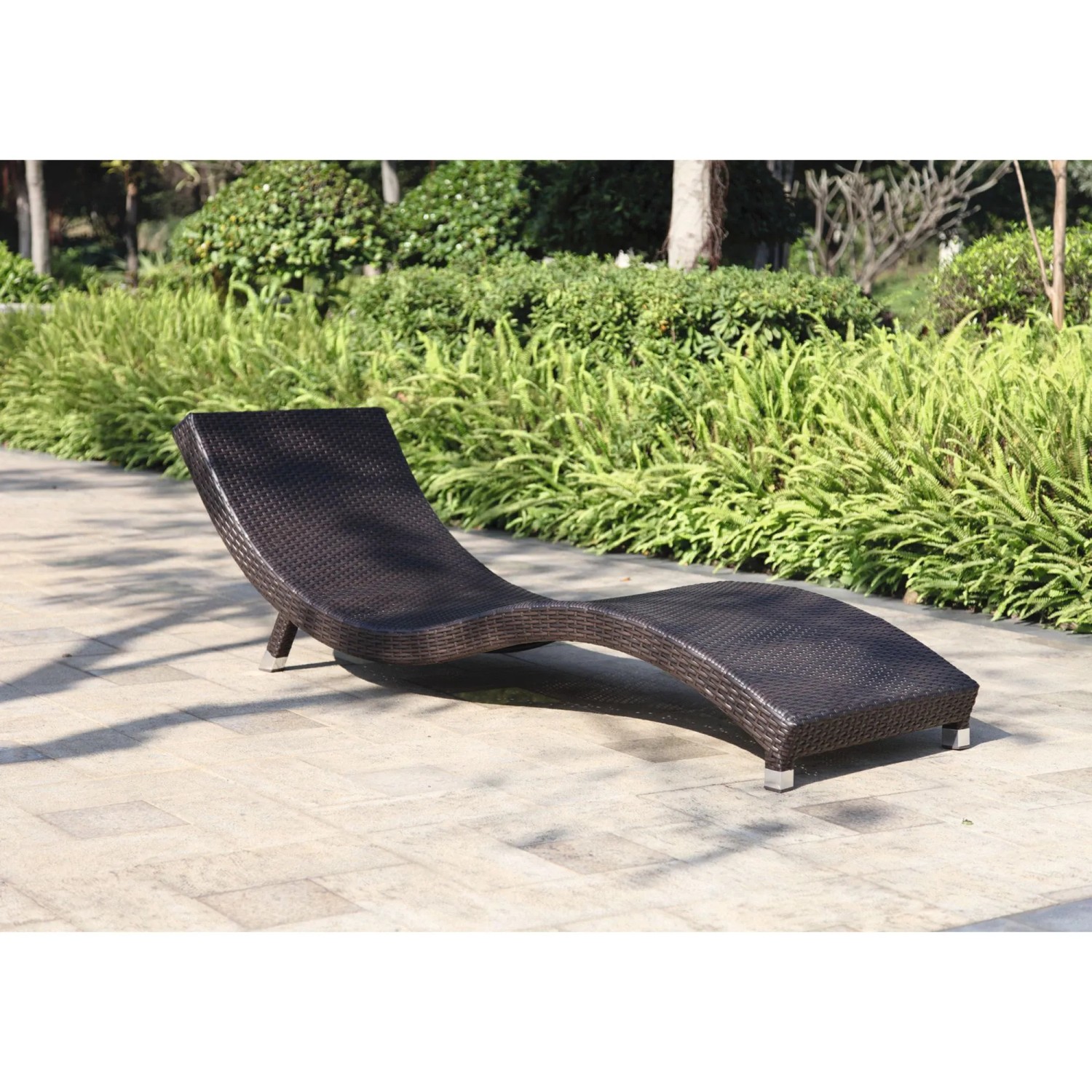 Braune Sonnenliege Caracas aus Kunststoffgeflecht mit Aluminiumgestell für Garten und Terrasse.