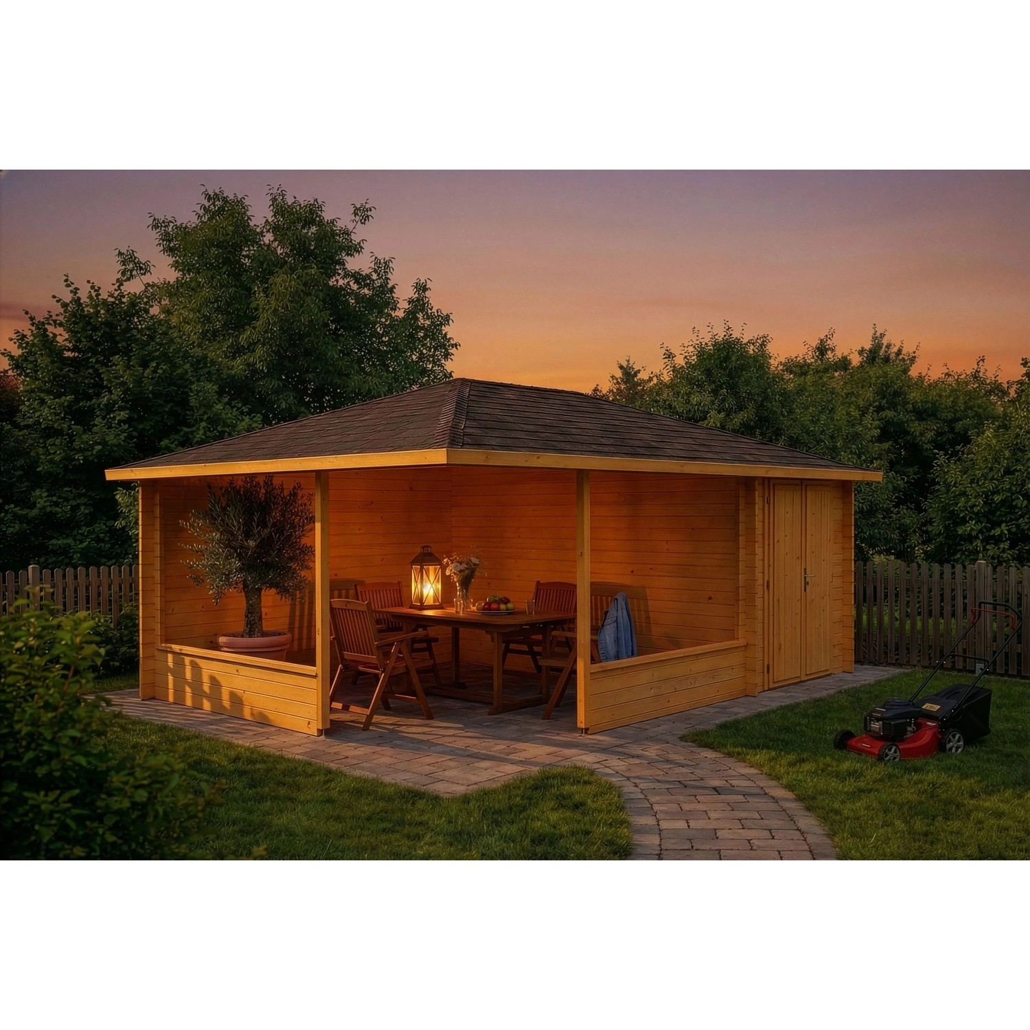 Imprägnierte 5-Eck Gartenlaube Maik-40 Natur mit Anbau und Gartenmöbeln.
