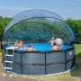 Exit Black Leather Pool mit Abdeckung, Leiter und spielenden Kindern im Garten.