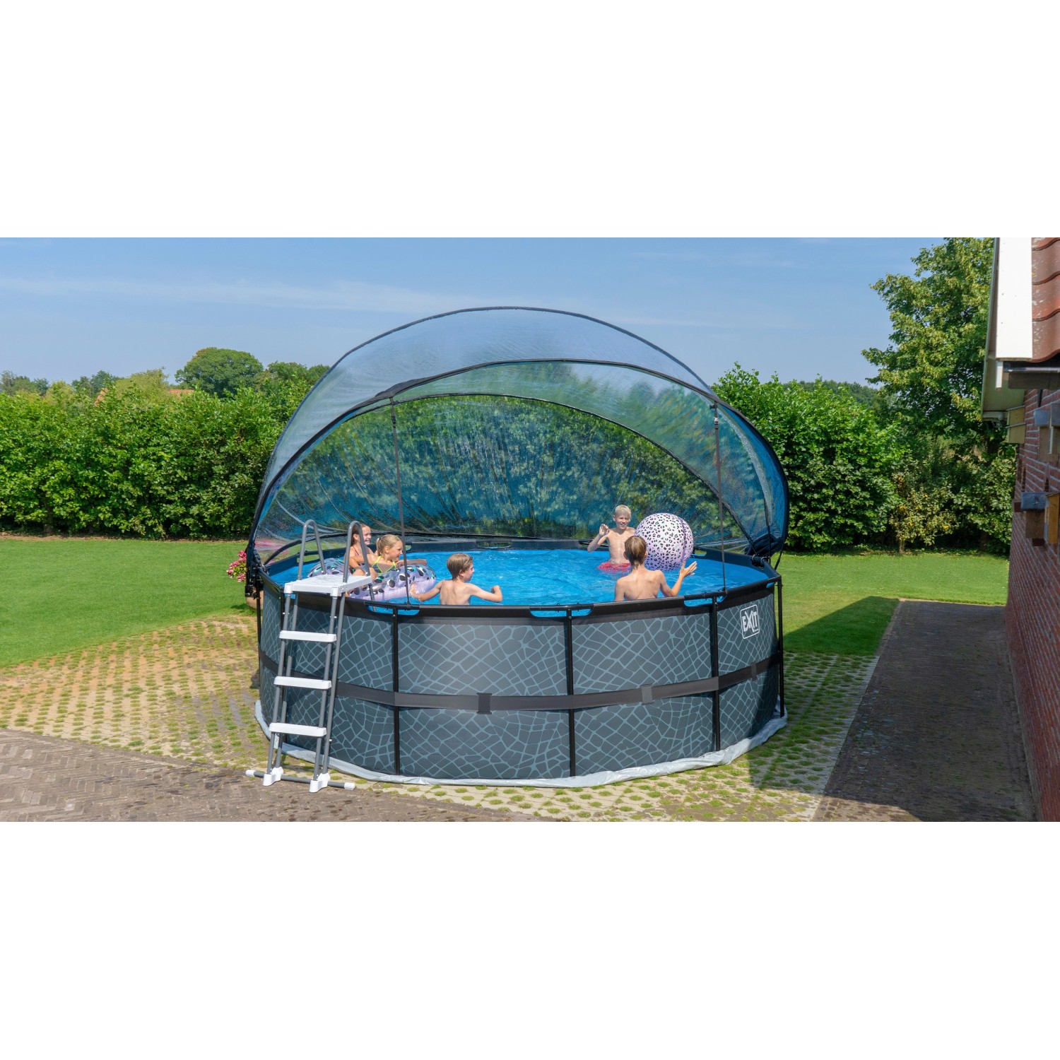 Exit Black Leather Pool mit Abdeckung, Leiter und spielenden Kindern im Garten.