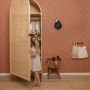 Kinderzimmer mit Little Dutch Vliestapete Wild Flowers Rust Orange und Kinderschrank.