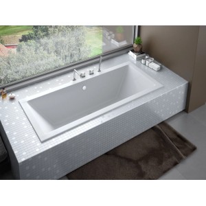 Weiße rechteckige Acryl-Badewanne 155x70 cm mit Ablauf und Füßen, eingebaut in modernem Bad mit Fliesen.