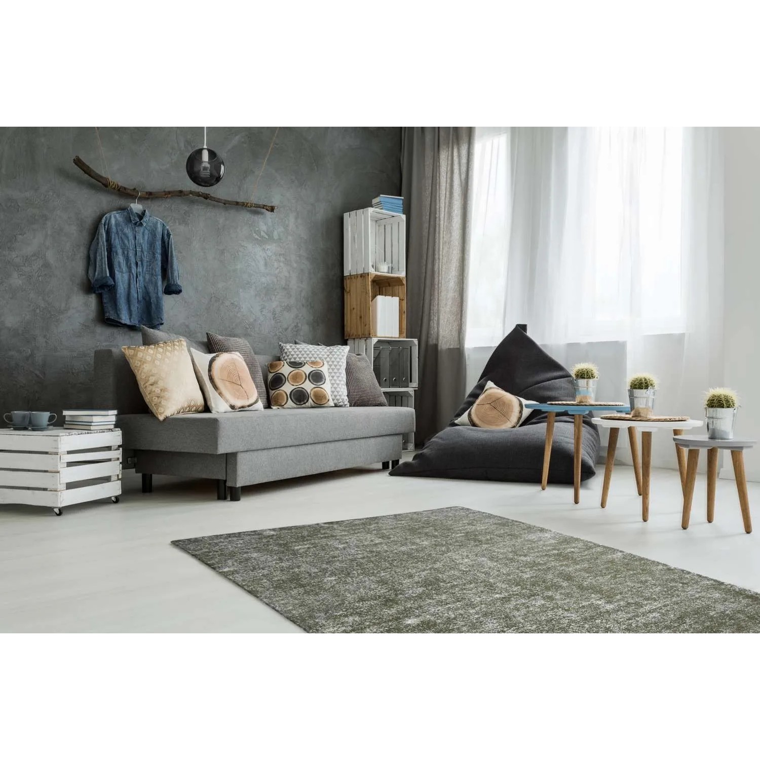 Olivgrüner Kurzflor Teppich im Vintage-Design (160x230 cm) im Wohnzimmer.