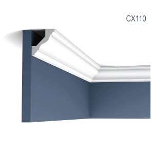 Weiße ORAC DECOR CX110 AXXENT Zierleiste als Deckenleiste an einer blauen Wand.