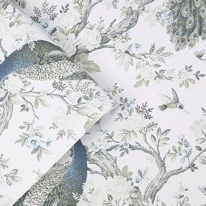 Laura Ashley Vliestapete Belvedere Midnight mit Pfauen und Blumenmuster.