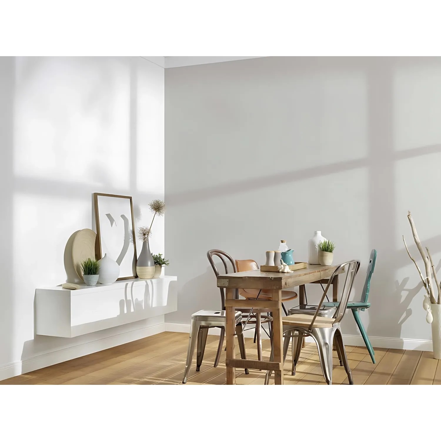 Wohnraum mit grauer Uni-Tapete von PROFHOME. Matte Vliestapete für Wohnzimmer, Schlafzimmer und Flur.