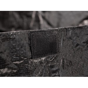 Detailaufnahme: Schwarzer Kofferraumschutz mit Klettverschluss. Textil schützt vor Schmutz.