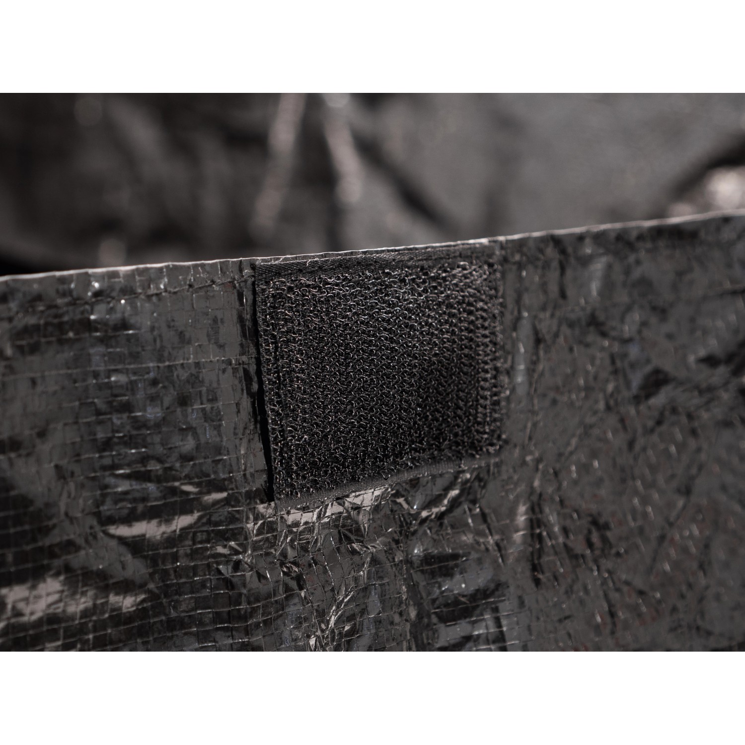 Detailaufnahme: Schwarzer Kofferraumschutz mit Klettverschluss. Textil schützt vor Schmutz.