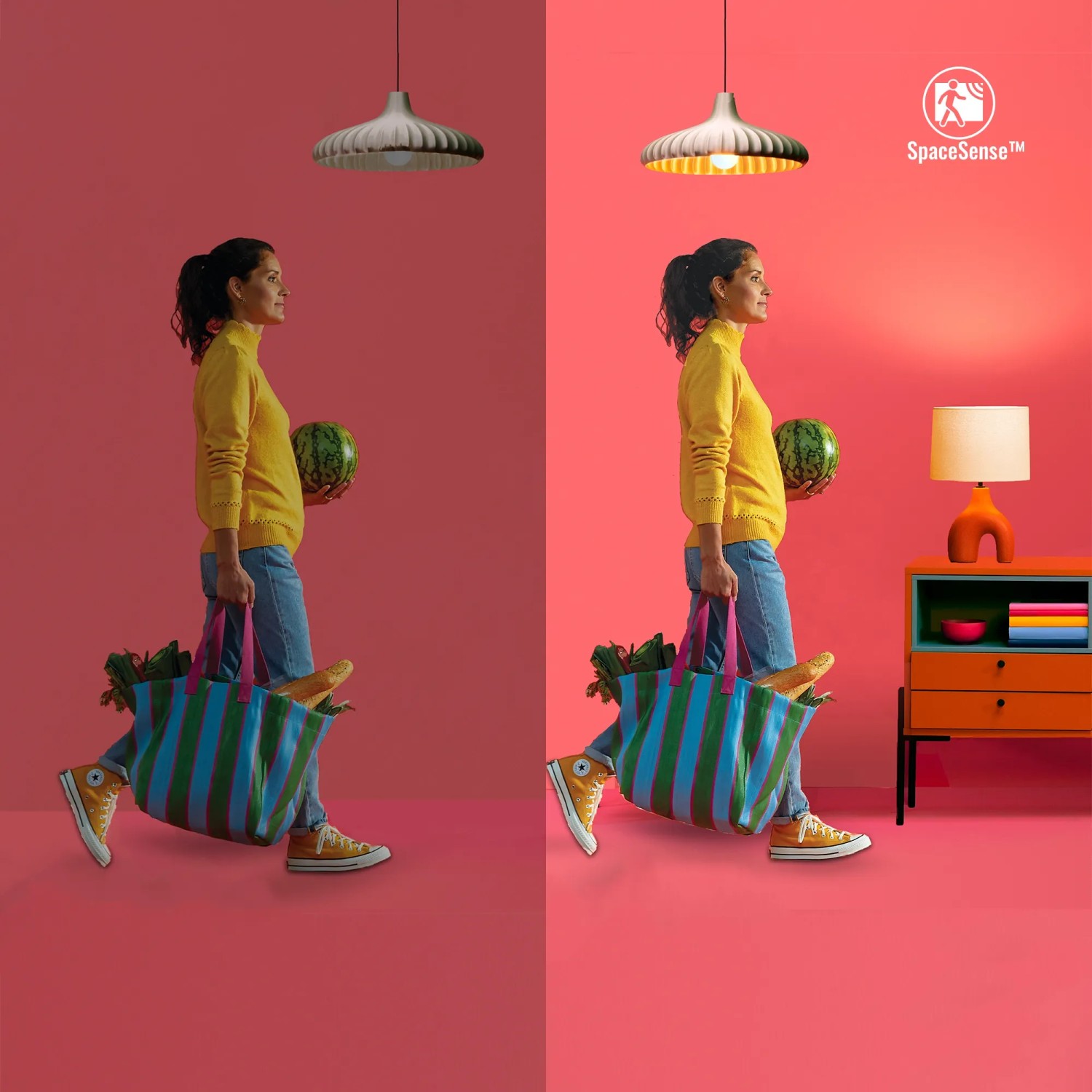 WiZ LED Lampe E27, 8W, tunable white, 2er-Pack. Frau mit Einkauf unter Lampe.
