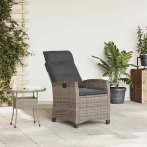 Grauer Poly Rattan Gartensessel mit verstellbarer Rückenlehne und integriertem Beistelltisch auf Terrasse.