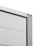 Detailansicht: Reinweißes IsoMatic Garagentor mit Woodgrain-Oberfläche.