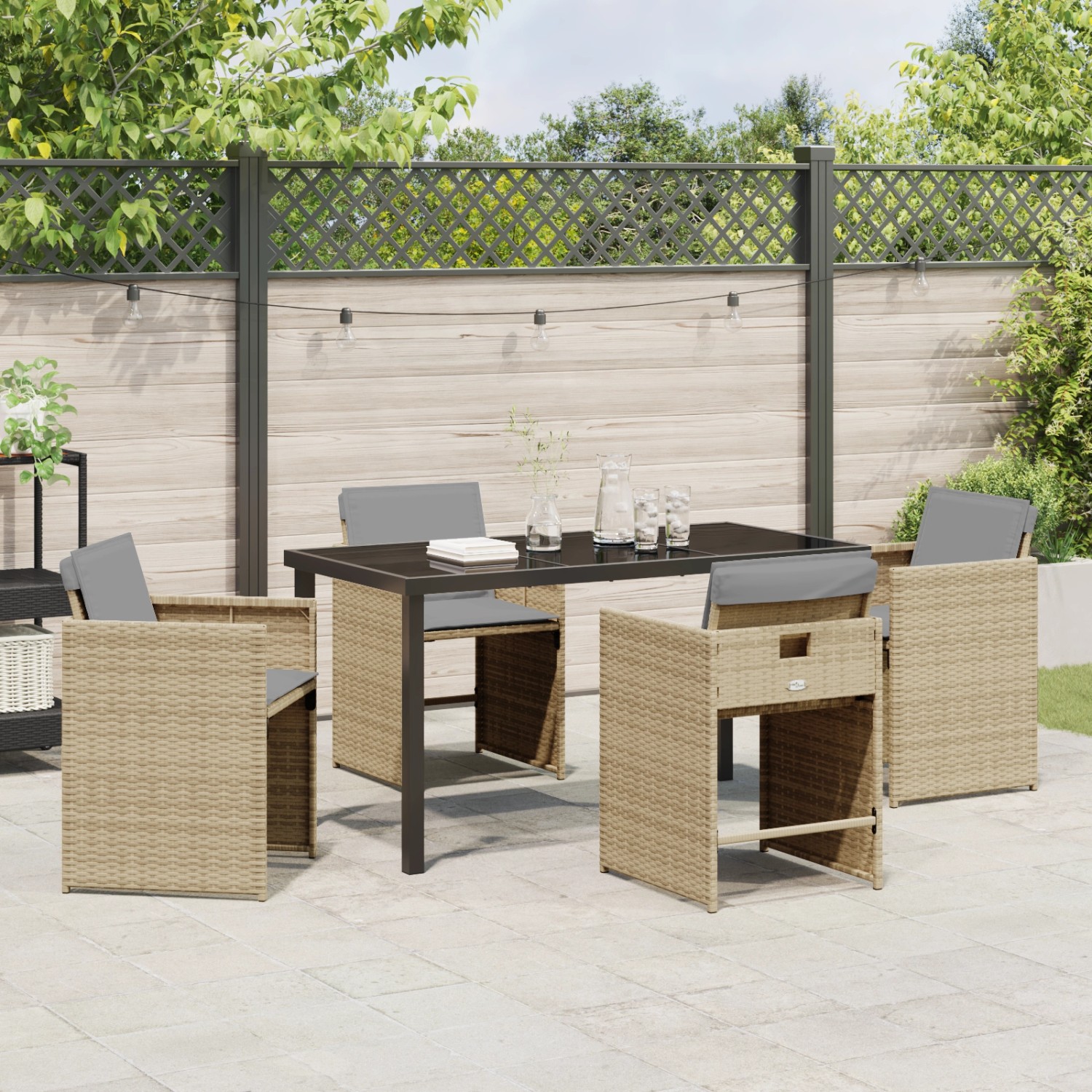 5-teiliges Garten-Ess-Set aus beigem Poly Rattan mit Tisch und Stühlen inklusive Kissen.