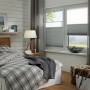 Gardinia Easy Fix Plissee Tag und Nacht, weiß, 40x130 cm am Fenster im Schlafzimmer.