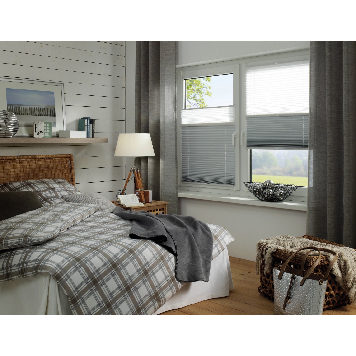 Gardinia Easy Fix Plissee Tag und Nacht, weiß, 40x130 cm am Fenster im Schlafzimmer.