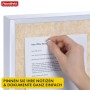 Hand pinnt Notiz auf beige Filz-Moderationstafel. Mobile Pinnwand für Notizen & Dokumente.