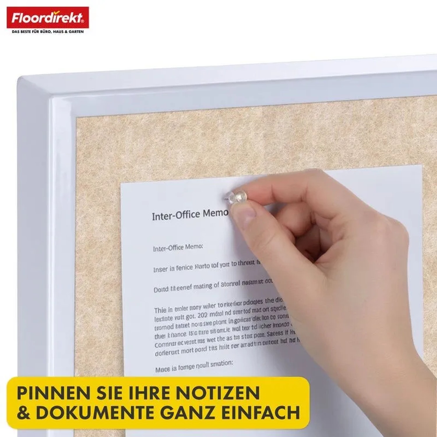Hand pinnt Notiz auf beige Filz-Moderationstafel. Mobile Pinnwand für Notizen & Dokumente.