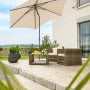 Naturfarbener Schneider Marktschirm mit Push-Up Mechanik auf Terrasse mit Gartenmöbeln.