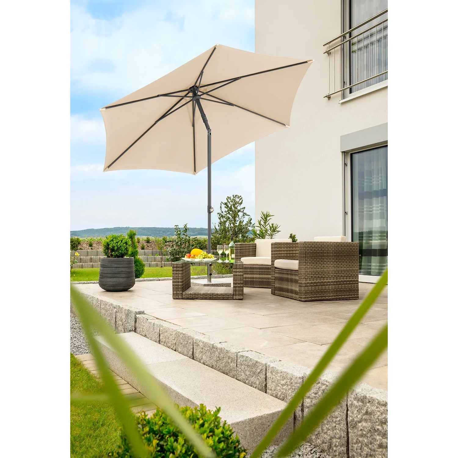 Naturfarbener Schneider Marktschirm mit Push-Up Mechanik auf Terrasse mit Gartenmöbeln.