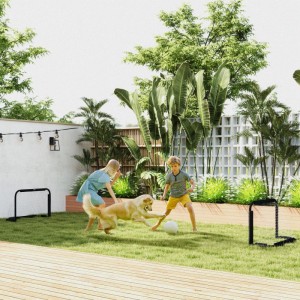 Zwei schwarze, faltbare Fußballtore aus Metall im Garten, Kinder spielen Fußball. Robust für Spiel & Spaß.