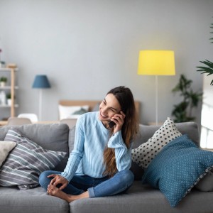 Relaxdays Stehlampe mit gelbem Stoffschirm und schlankem Standfuß in modernem Wohnzimmer. Ideal als Innenleuchte.