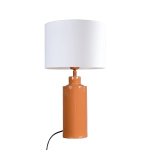 PR Home Solo Tischleuchte: Orangefarbener Sockel mit weißem Schirm, moderne Innenleuchte.