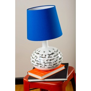 Rust-Oleum Little Stars Weißtafelkit Winter Wunderland, 500 ml, mit blauem Lampenschirm auf Büchern.