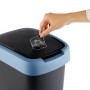 PROREGAL Abfalleimer, 10 Liter, schwarz-blau, mit Hand die einen Aufkleber auf den Deckel klebt.