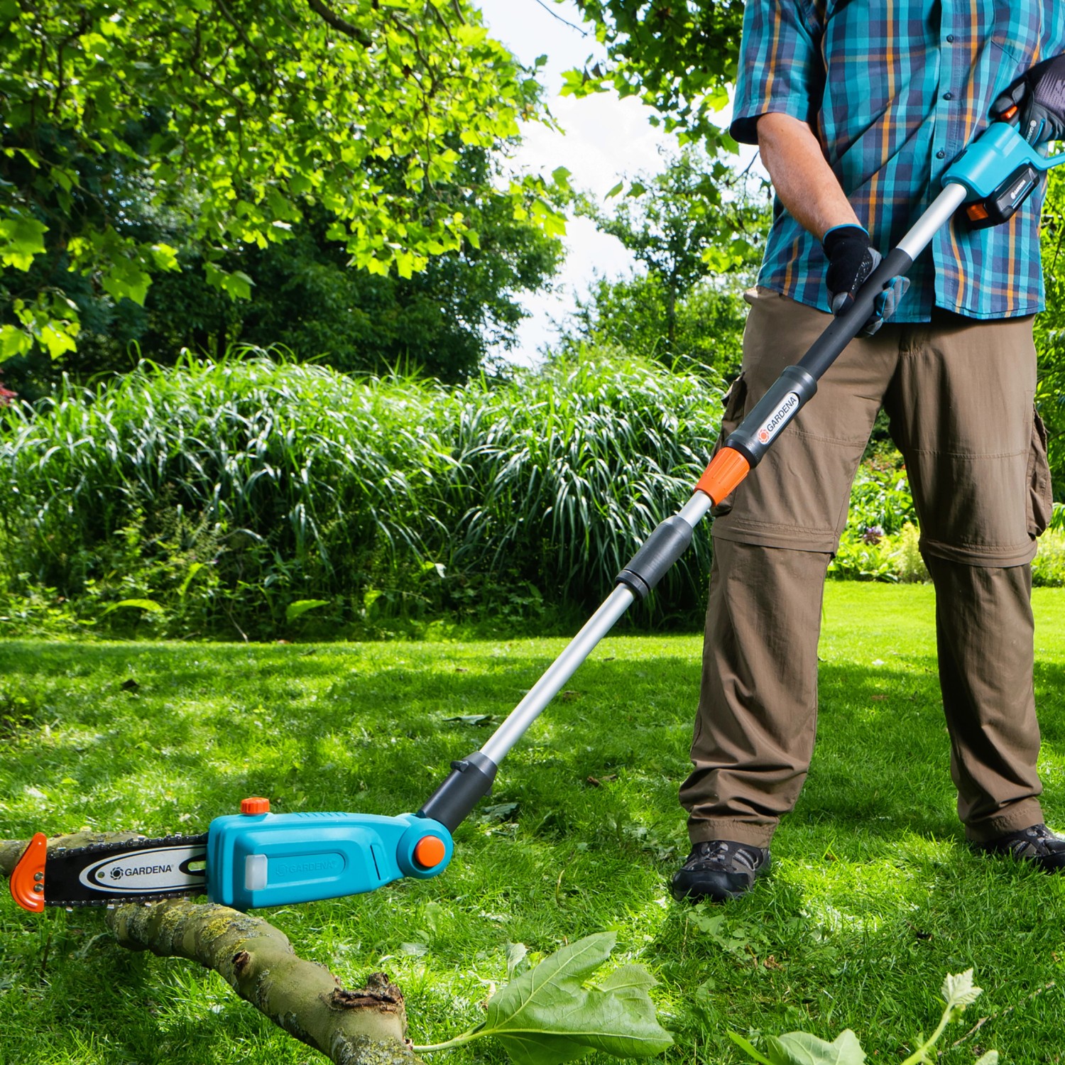 Gardena Akku-Hochentaster TCS 20/18V im Einsatz beim Äste schneiden im Garten.
