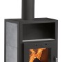 Justus Texas Kaminofen, Keramik Grau, 6 kW. Zeitbrandofen mit Holz im Brennraum und Holzlagerfach.