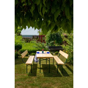 Klappbare Bierzeltgarnitur mit Rückenlehne und breitem Tisch im Garten.