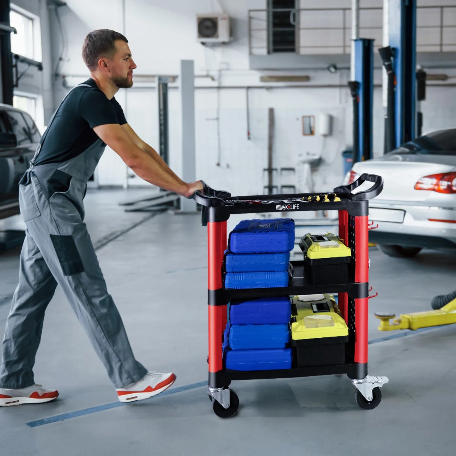 Bestückter Werkstattwagen mit 3 Etagen, Werkzeugtafeln und Haken, Tragkraft 150 kg.