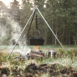 Petromax Dutch Oven FT3 am Dreibein über offenem Feuer. Gusseisen Topf für Outdoor-Küche.