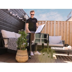 Axi Kühlwagen Retro Schwarz (76 l) mit Mann im Garten, Deckel geöffnet.