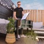 Axi Kühlwagen Retro Schwarz (76 l) mit Mann im Garten, Deckel geöffnet.