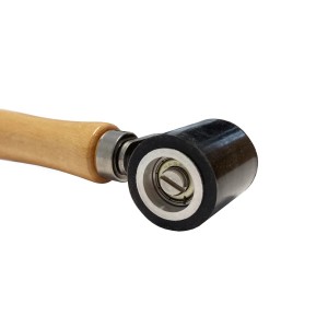 HSS Silikon-Andrückrolle, 40mm, schwarz, mit Holzgriff für Bauabdichtungen.