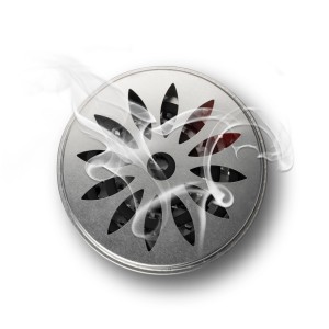 Gardigo Citronella Räucherbox aus Metall mit dekorativem Muster und Rauch. Ideal für Garten, Terrasse & Camping.