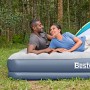 Doppelluftbett von Bestway mit Elektropumpe, geeignet für Camping und Outdoor Aktivitäten.