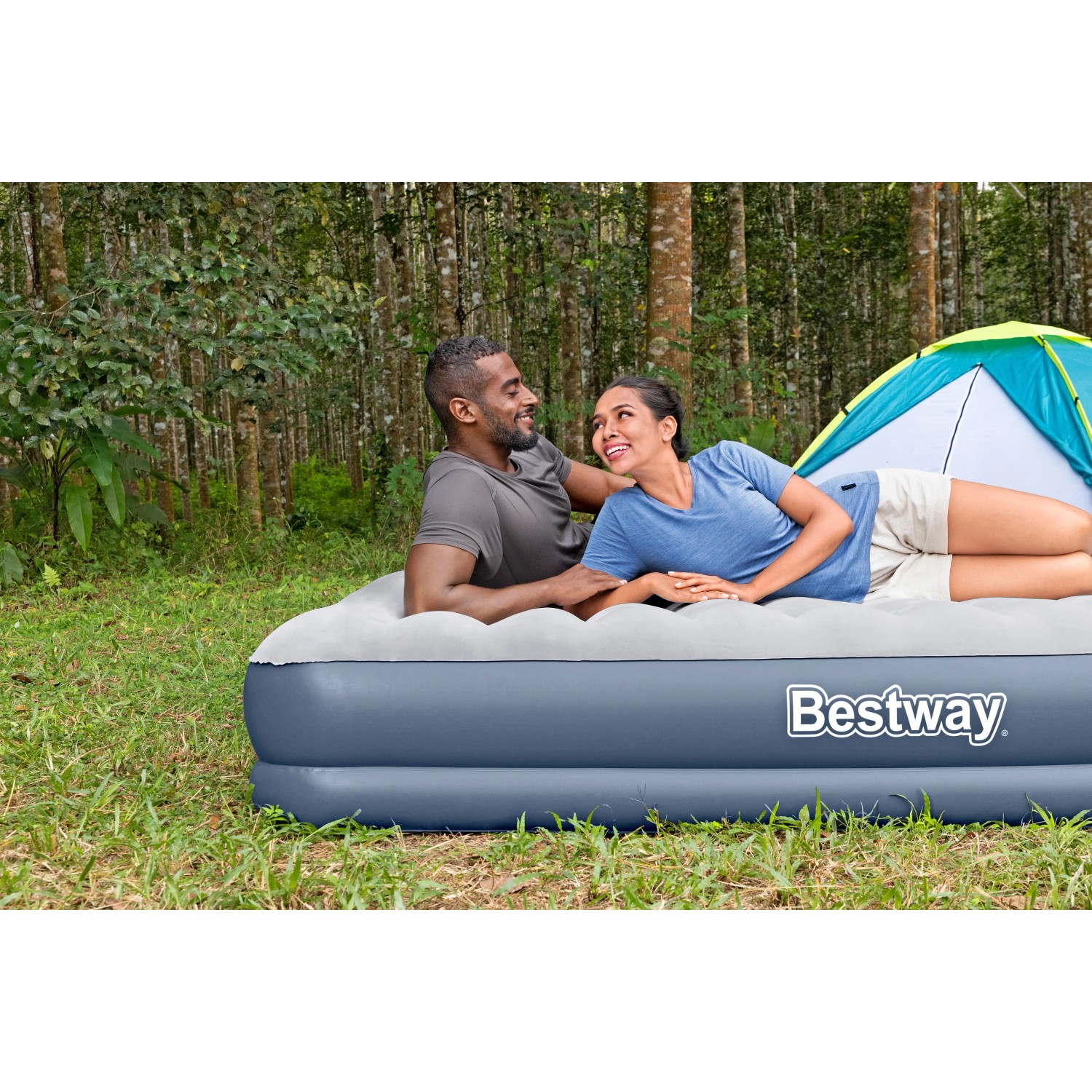 Doppelluftbett von Bestway mit Elektropumpe, geeignet für Camping und Outdoor Aktivitäten.