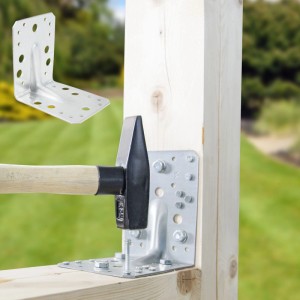 SOTECH Winkelverbinder 100x100x80 mit Sicke im Einsatz, Stahl verzinkt, mit Hammer und Schrauben befestigt.