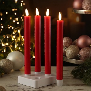 4 rote, wiederaufladbare LED Stabkerzen LISA mit Ladestation als Tischdeko.